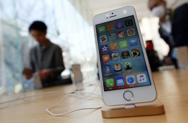 Новый iPhone SE в магазине Apple в Токио