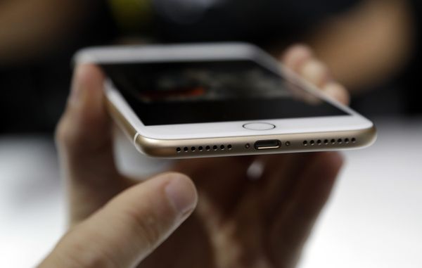 Разъем Lightning в iPhone 7