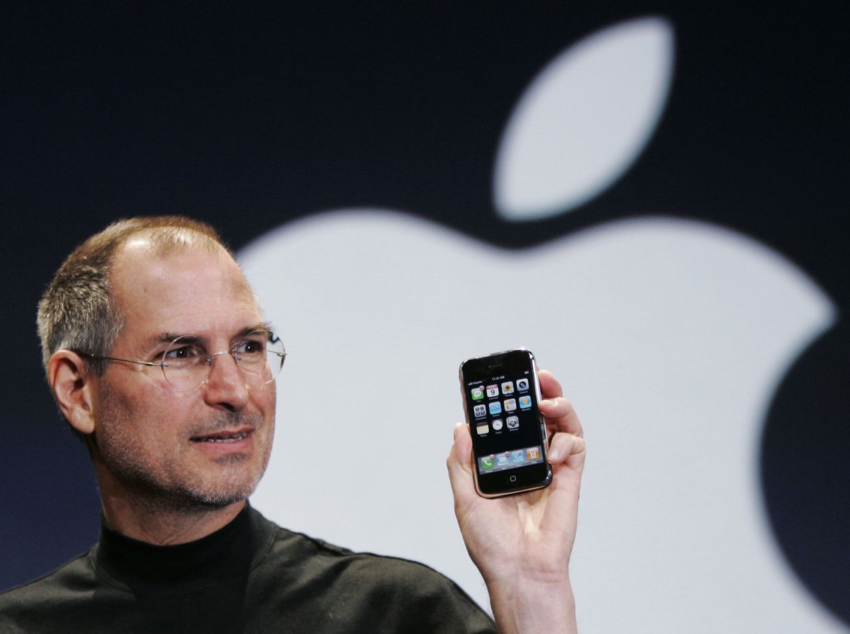 Стив Джобс представляет первый iPhone