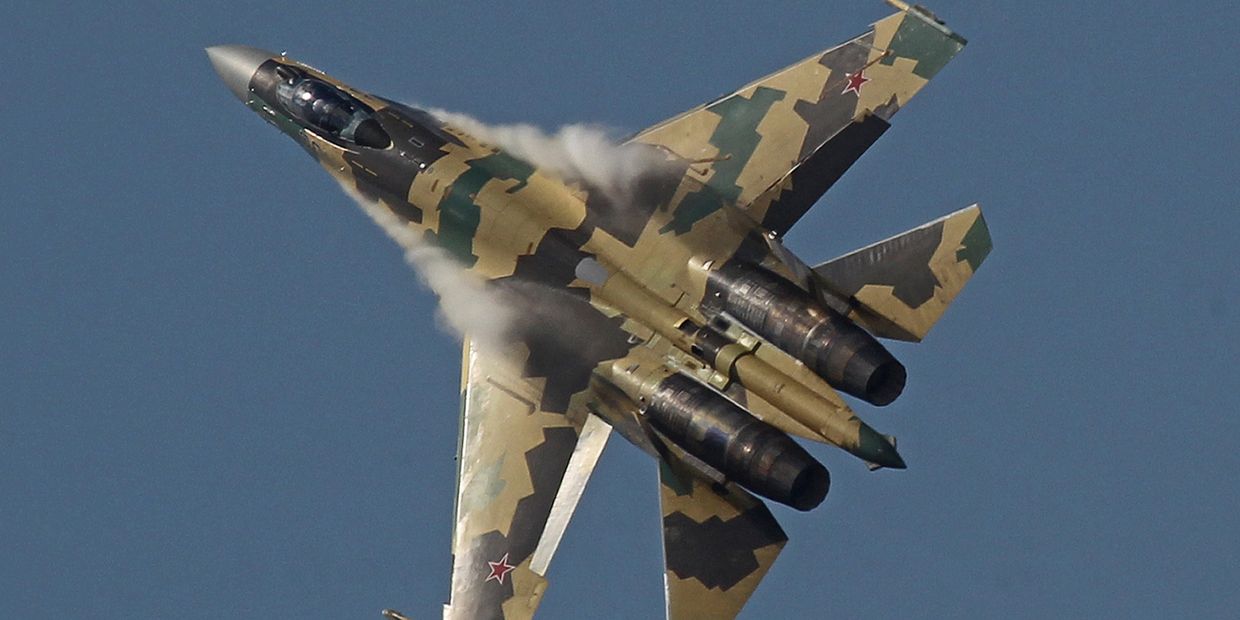 Истребитель ВВС России Су-35