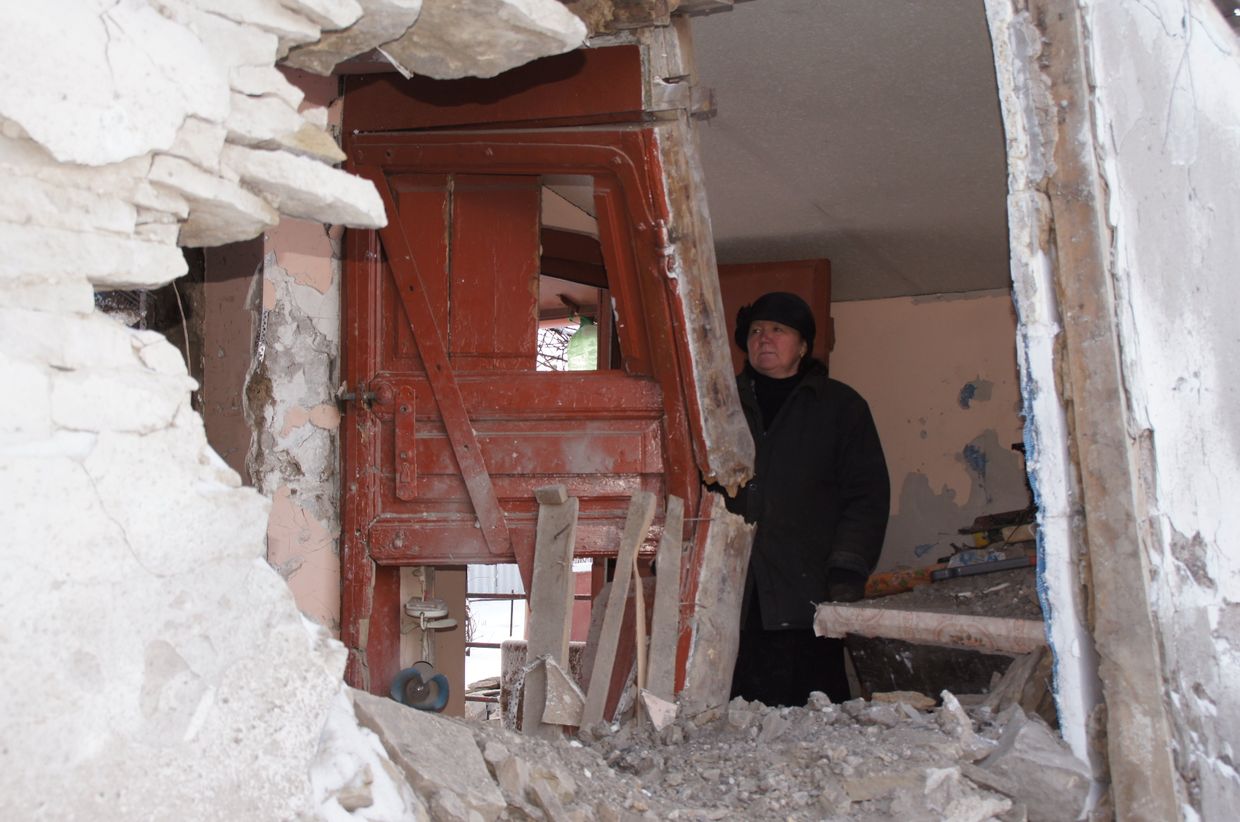 Последствия артобстрела украинскими силовиками городе Дебальцево