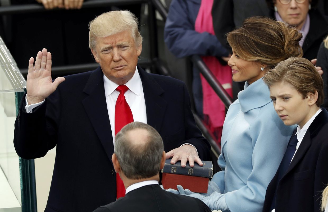 Президент США Дональд Трамп во время принятия присяги. 20 января 2017