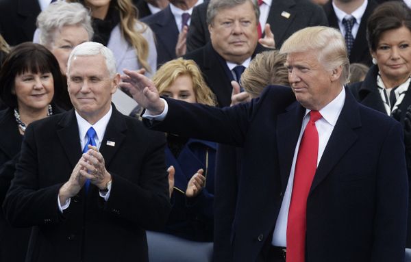 Президент США Дональд Трамп и вице-президент США Майк Пенс на церемонии инаугурации в Вашингтоне