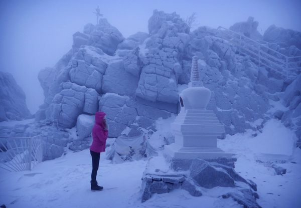 Юлия Гашева молится перед ступой Юлия Гашева молится перед ступой