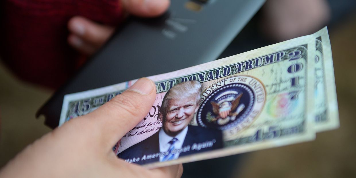 Сувенирные банкноты с изображением 45-го президента США Дональда Трампа