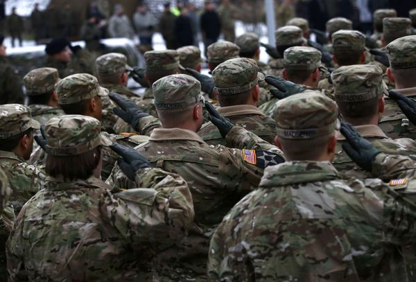 Солдаты армии США во время официальной церемонии в городе Жагань