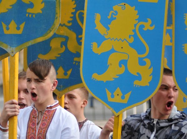 Участники марша в честь годовщины создания дивизии СС «Галичина» во Львове