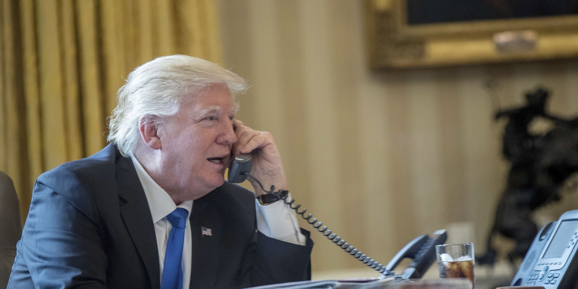 Президент США Дональд Трамп разговаривает по телефону с российским президентом Владимиром Путиным. 28 января 2017 год - ИноСМИ, 1920, 19.03.2025