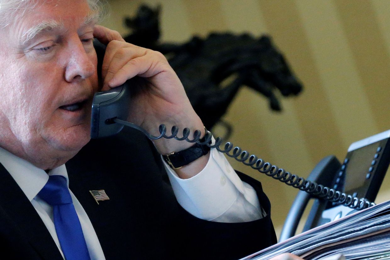 Президент США Дональд Трамп во время телефонного разговора с президентом России Владимиром Путиным, 28 января 2017