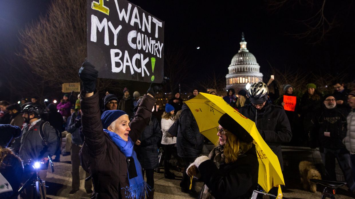 Участники митинга против указа президента США Дональда Трампа об эмигрантах в Вашингтоне
