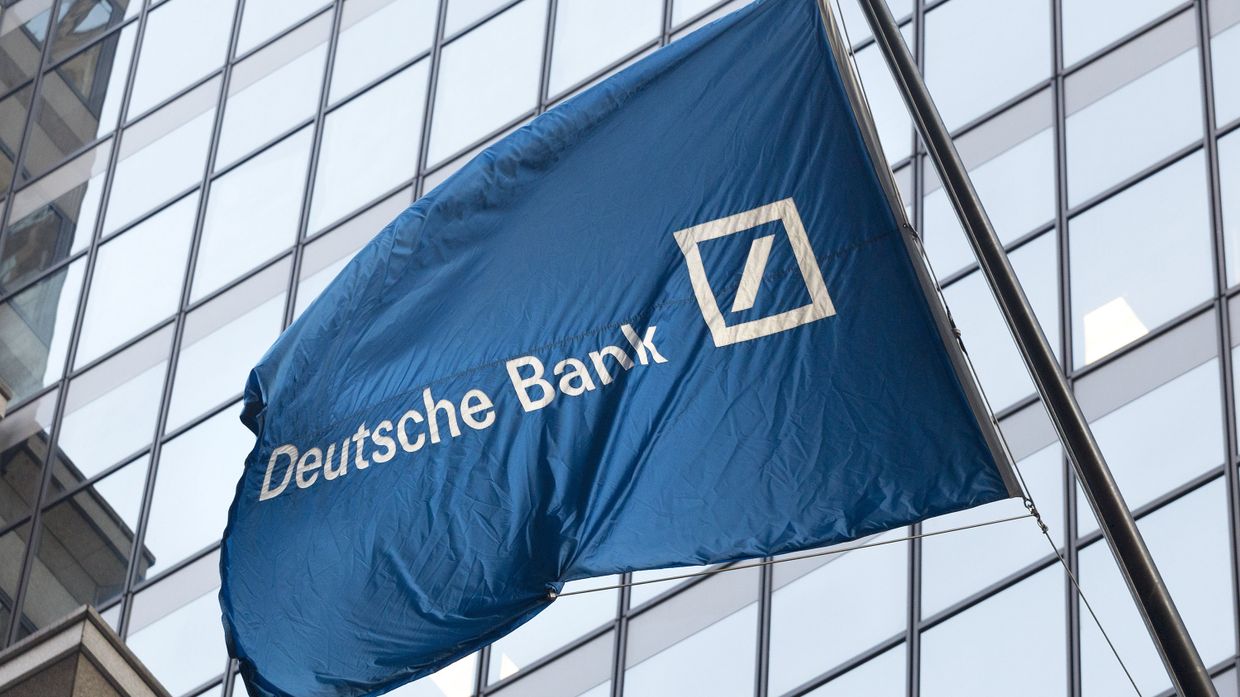 Флаг Deutsche Bank на Уолл-стрит