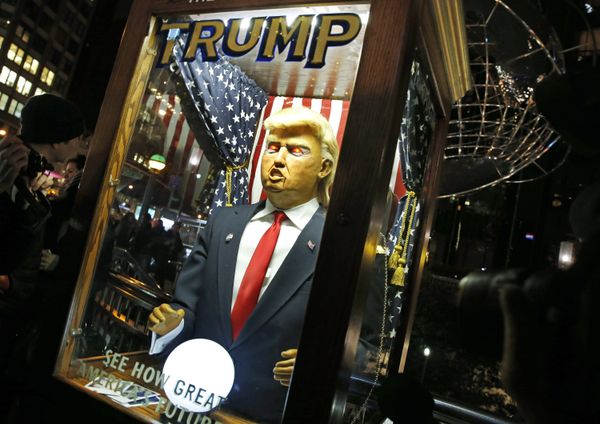 Говорящая кукла Дональда Трампа в Нью-Йорке