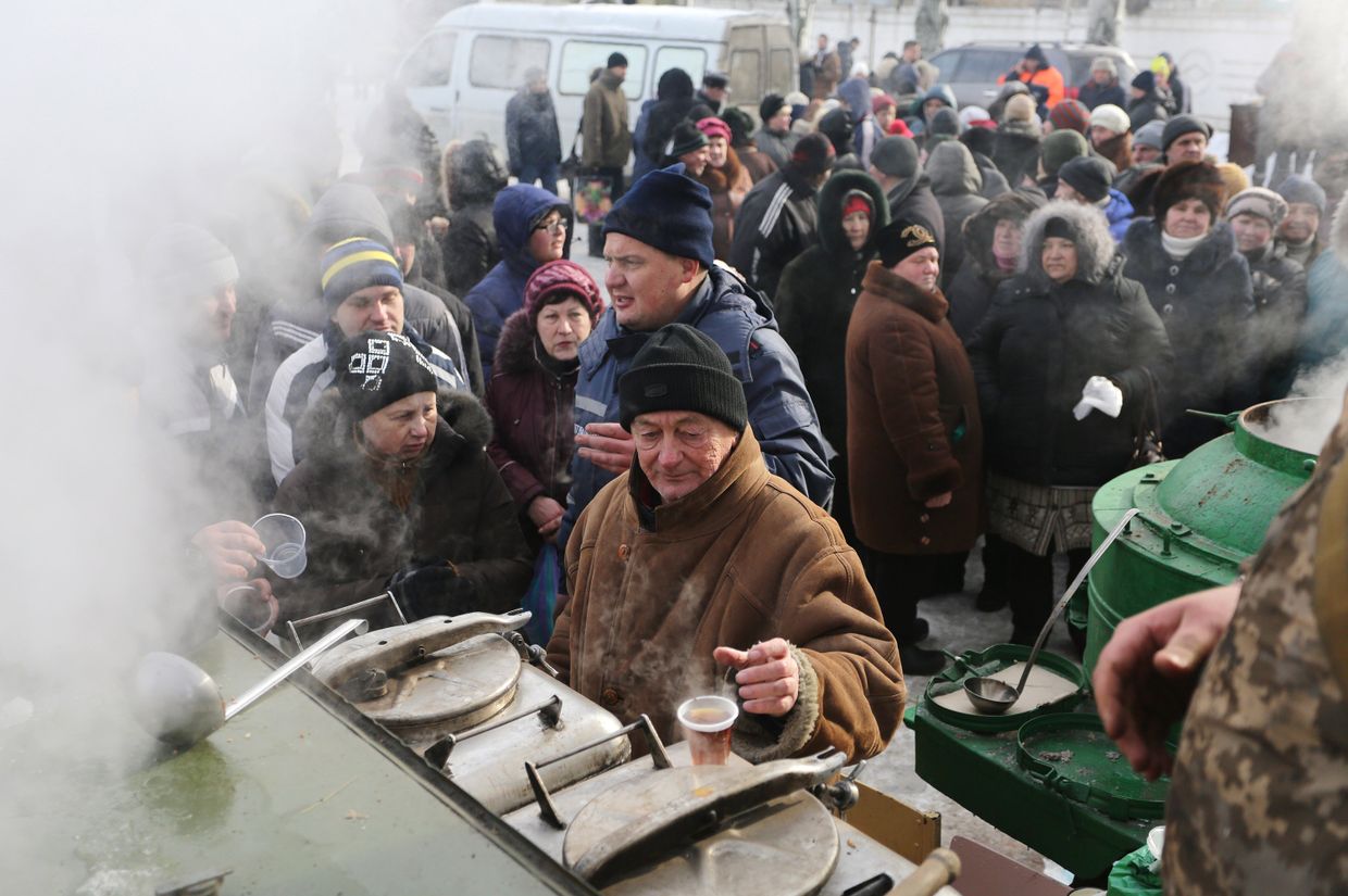 Спасатели раздают пищу для местных жителей в Авдеевке