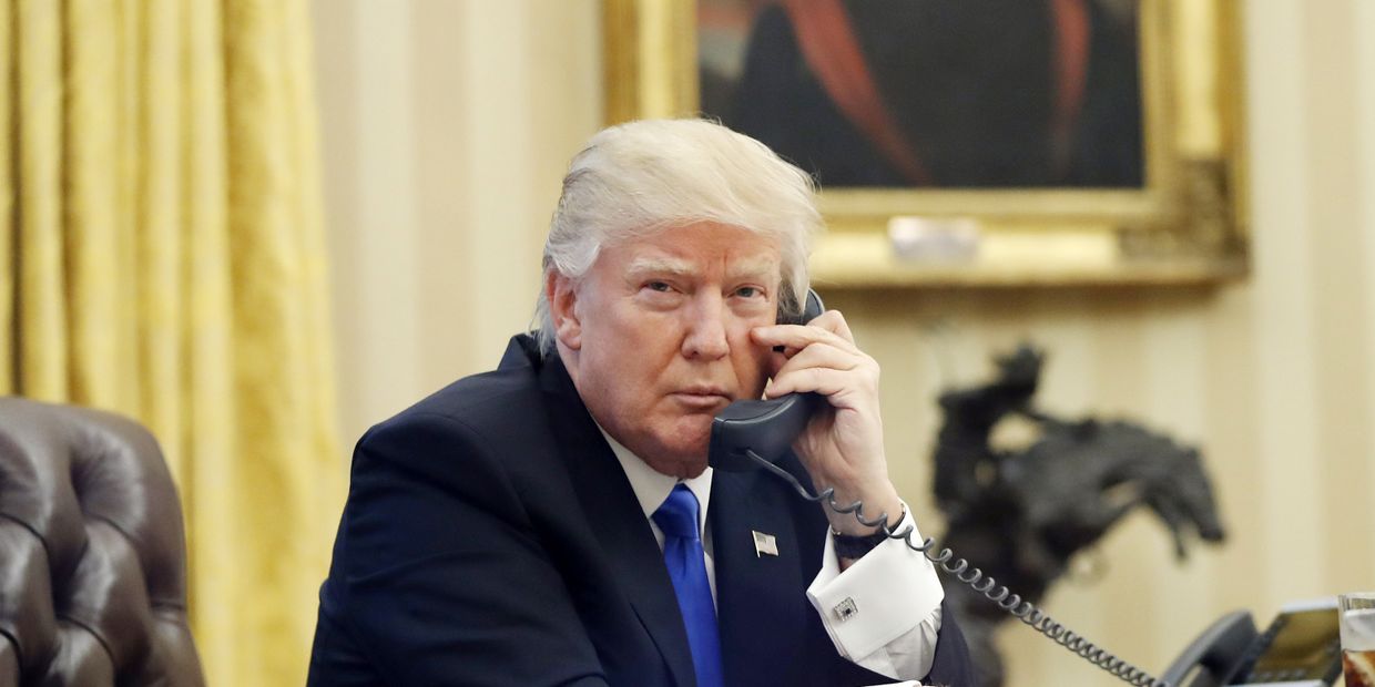 Президент США Дональд Трамп говорит по телефону с премьер-министром Австралии Малкольм Тернбуллом Президент США Дональд Трамп говорит по телефону с премьер-министром Австралии Малкольм Тернбуллом