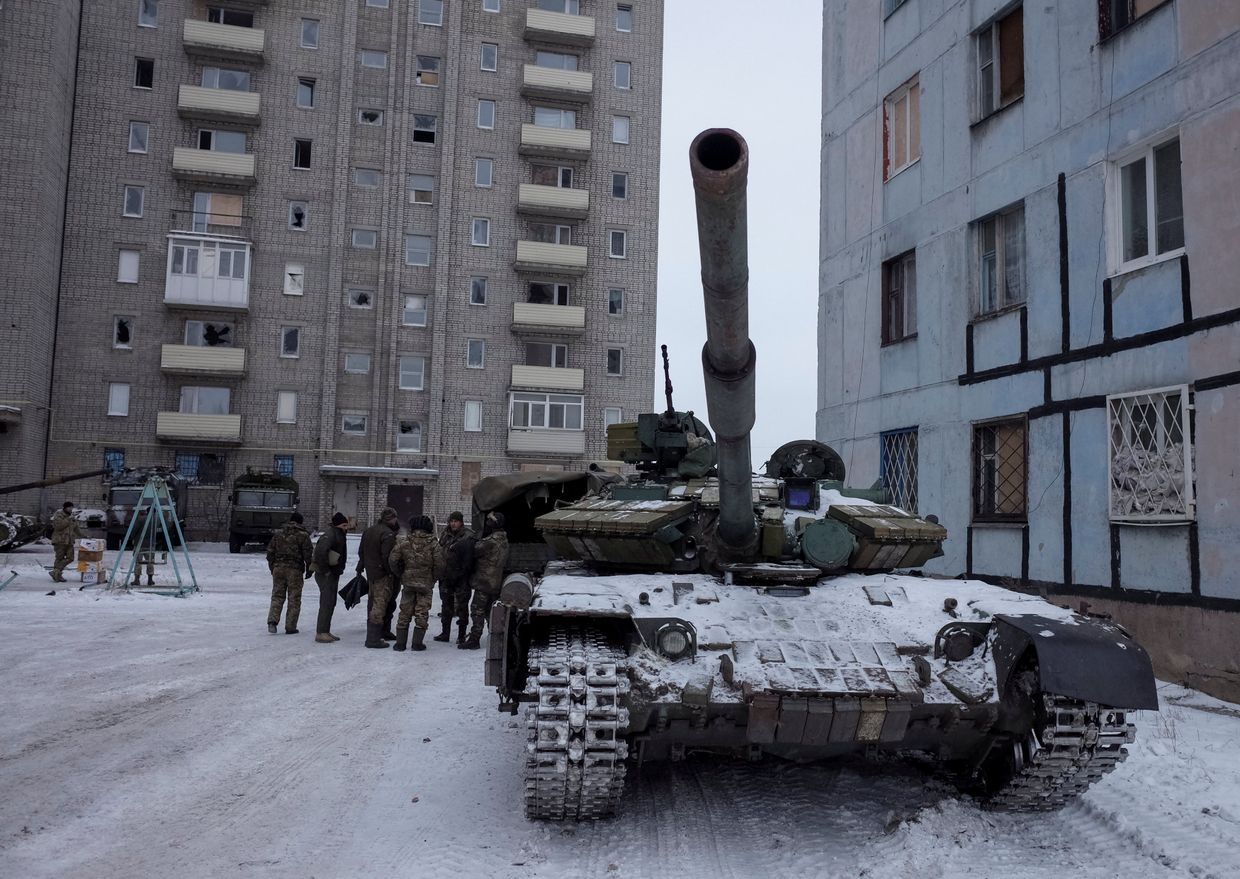 Военная техника на одной из улиц в Авдеевке