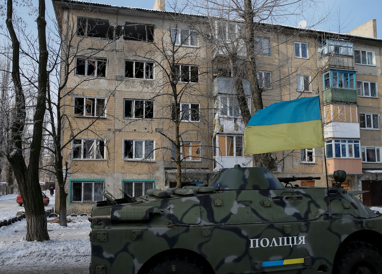 Бронетранспортер патрулирует улицы в Авдеевке