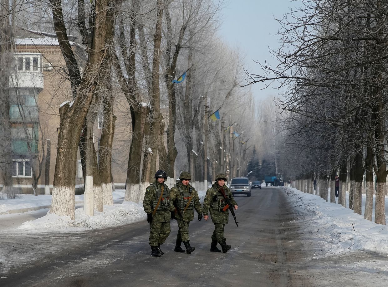 Украинские военные патрулируют улицы Авдеевки