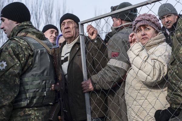 Местные жители стоят в очереди за гуманитарной помощью в Авдеевке Местные жители стоят в очереди за гуманитарной помощью в Авдеевке