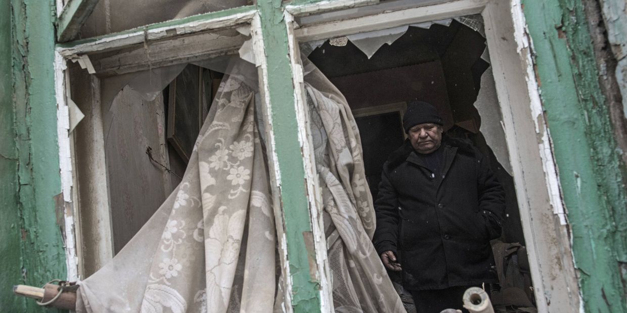 Мужчина в своем доме, поврежденном в результате обстрела