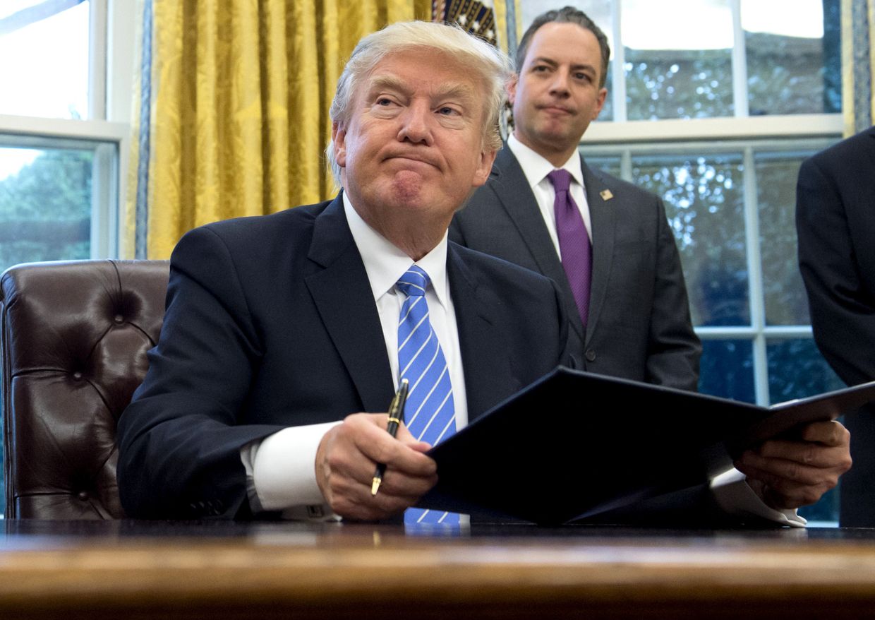 Президент США Дональд Трамп в Овальном кабинете Белого дома