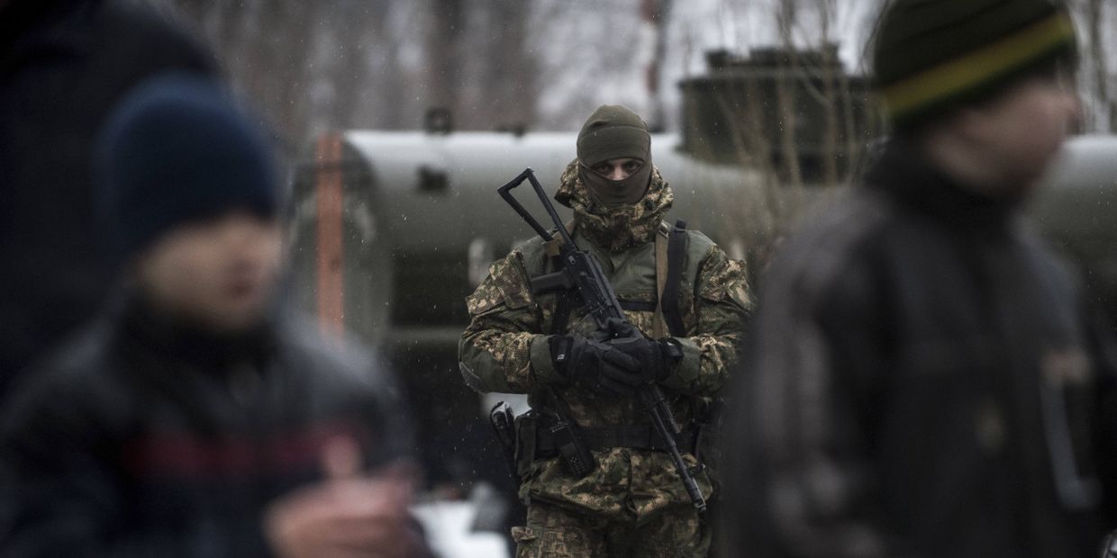 Украинский военнослужащий в гуманитарном штабе в Авдеевке