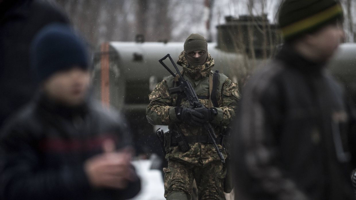 Украинский военнослужащий в гуманитарном штабе в Авдеевке Украинский военнослужащий в гуманитарном штабе в Авдеевке