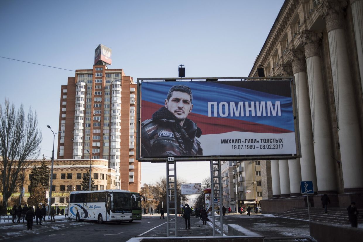 Плакат, посвященный командиру батальона ополчения ДНР «Сомали» Михаилу Толстых (позывной «Гиви»), на улице Донецка