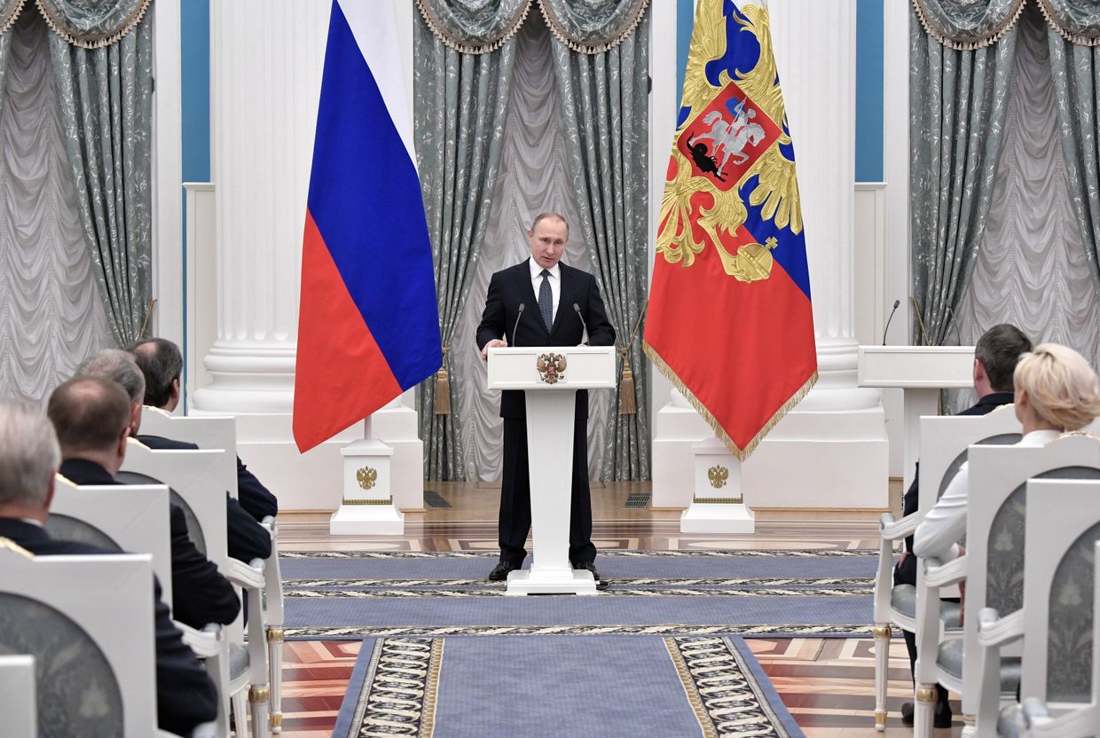 Президент РФ Владимир Путин выступает на церемонии вручения премий президента РФ в области науки и инноваций для молодых ученых за 2016 год в Екатерининском зале Кремля. 8 февраля 2017
