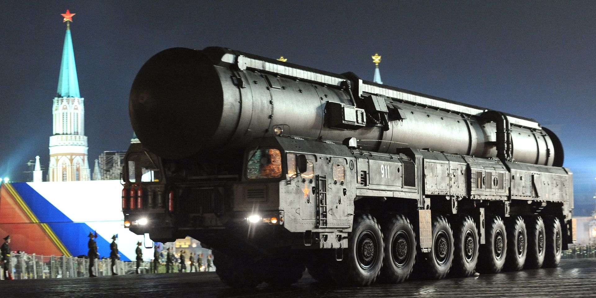 Пусковая установка подвижного грунтового ракетного комплекса (ПГРК) Тополь-М проходит по Красной Площади во время репетиции парада Победы - ИноСМИ, 1920, 27.09.2022