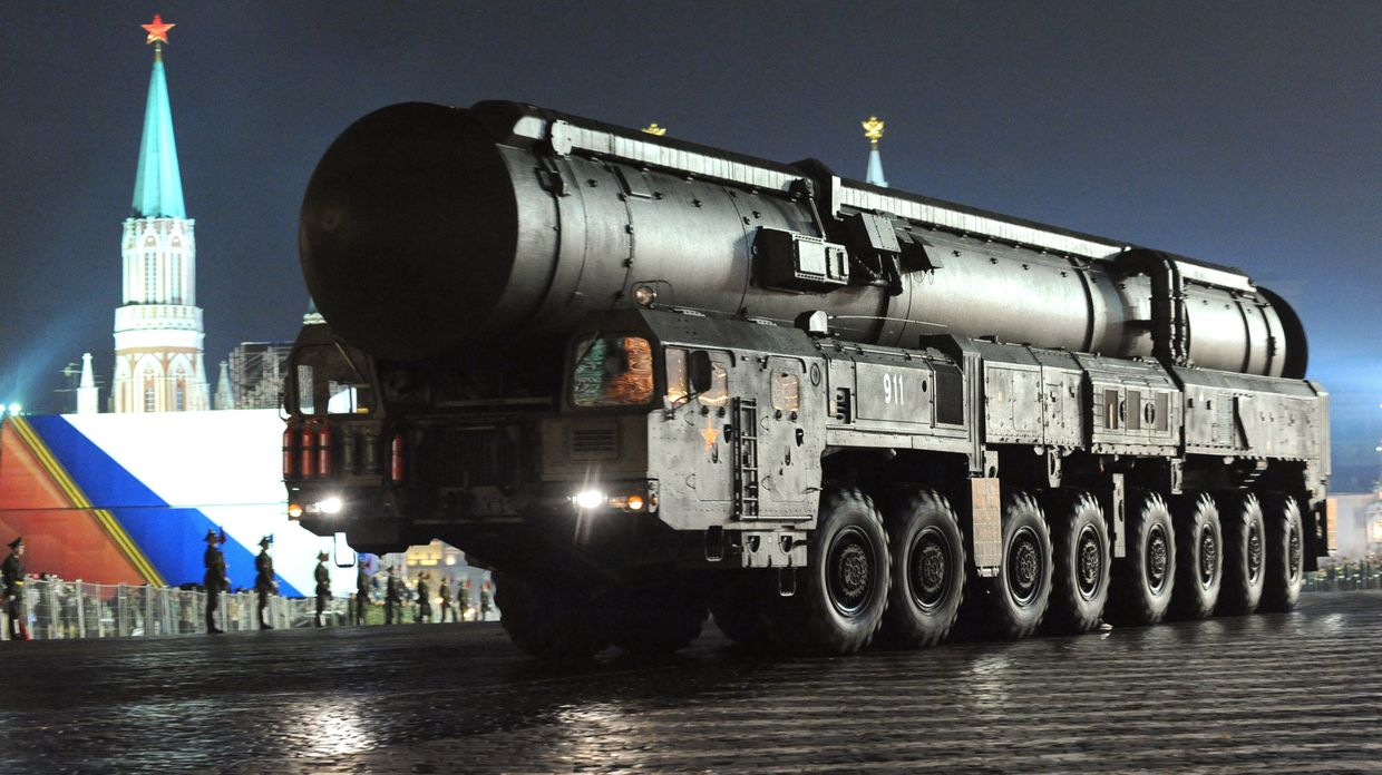 Пусковая установка подвижного грунтового ракетного комплекса (ПГРК) Тополь-М проходит по Красной Площади во время репетиции парада Победы