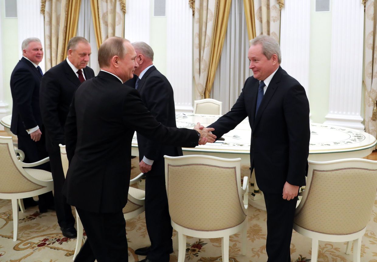 Президент РФ Владимир Путин во время встречи с бывшими руководителями ряда регионов. 16 февраля 2017