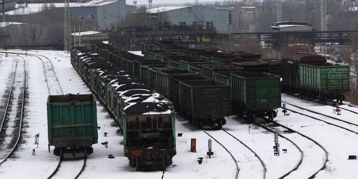 Вагоны с углем на железнодорожном вокзале Донецка