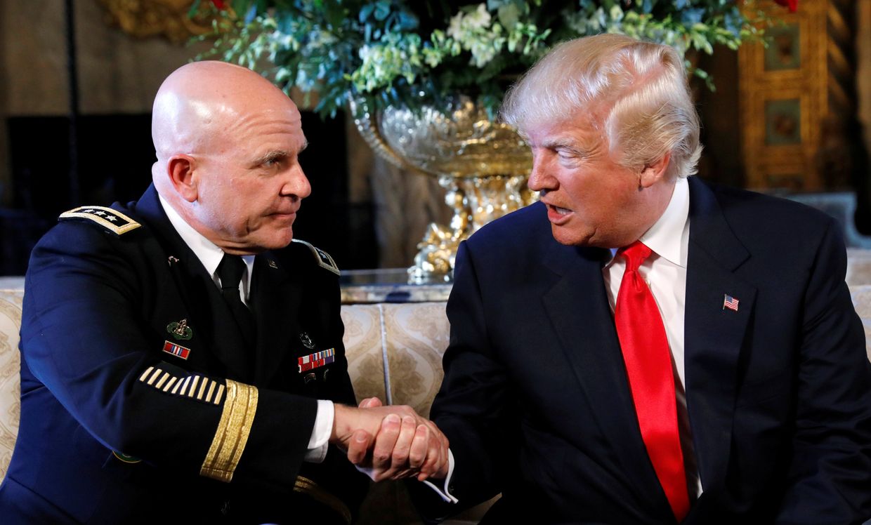 Президент США Дональд Трамп и новый советник по национальной безопасности генерал-лейтенант Герберт Макмастер