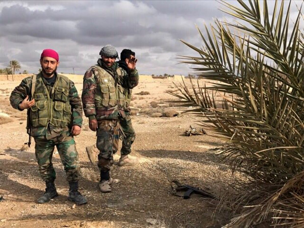 Военнослужащие Сирийской Арабской Республики возле историко-архитектурного комплекса Древней Пальмиры в сирийской провинции Хомс