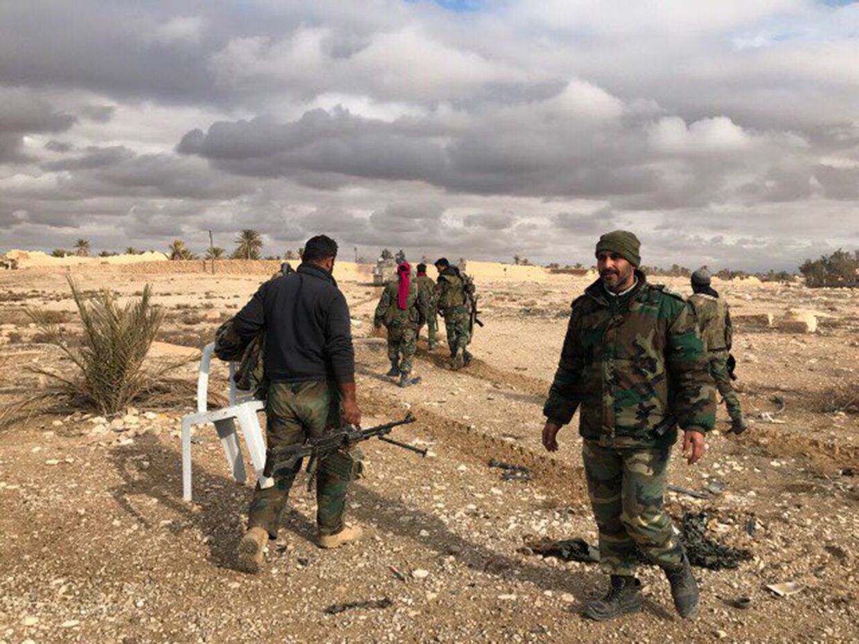 Военнослужащие Сирийской Арабской Республики возле историко-архитектурного комплекса Древней Пальмиры в сирийской провинции Хомс