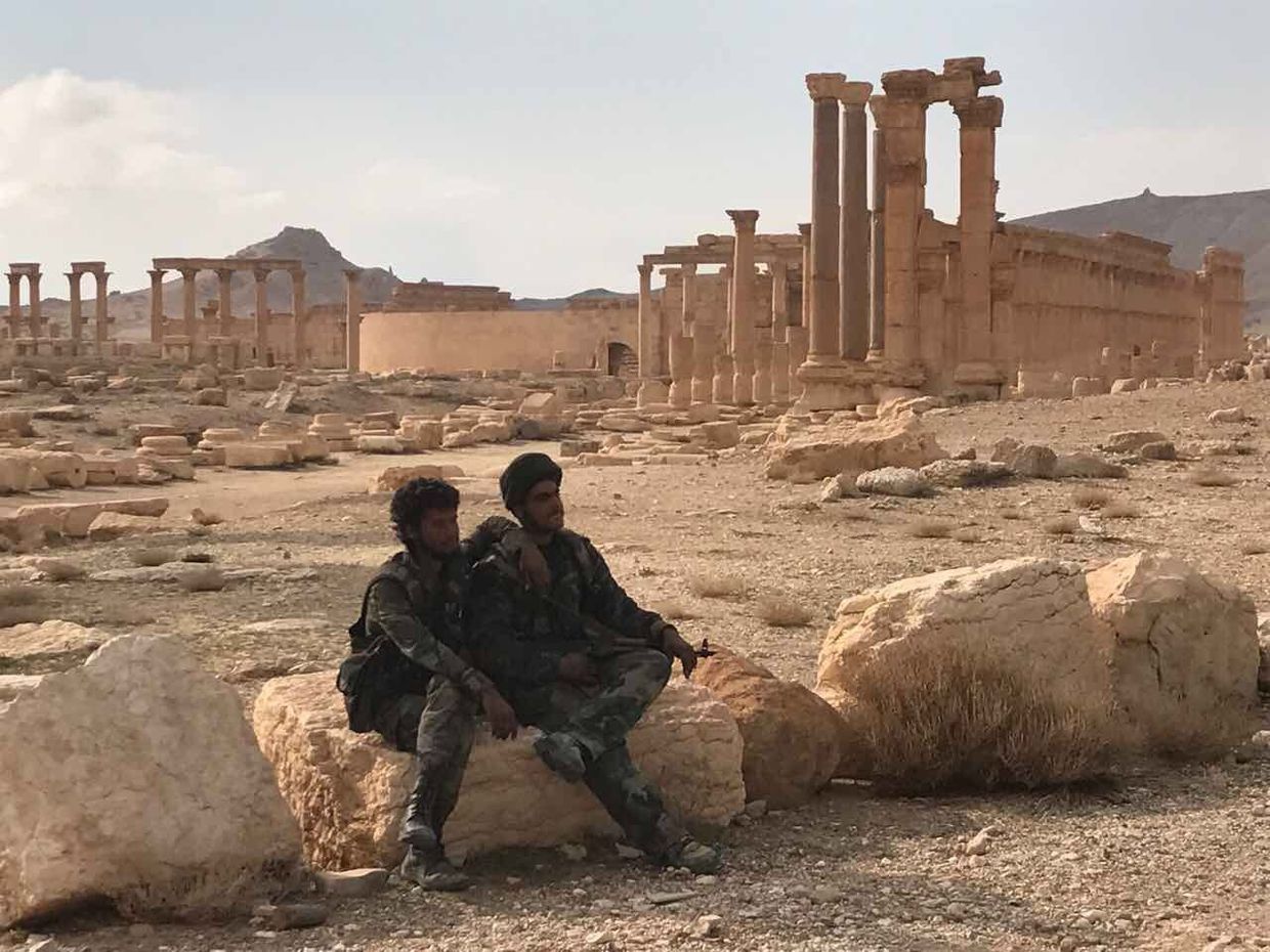 Военнослужащие Сирийской Арабской Республики возле историко-архитектурного комплекса Древней Пальмиры в сирийской провинции Хомс Военнослужащие Сирийской Арабской Республики возле историко-архитектурного комплекса Древней Пальмиры в сирийской провинции Хомс