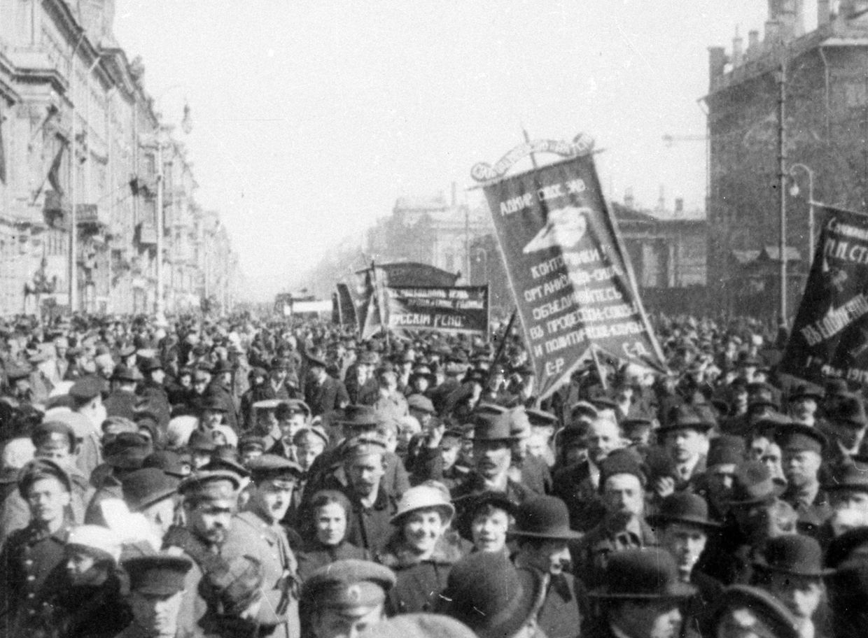 Революционеры на митинге