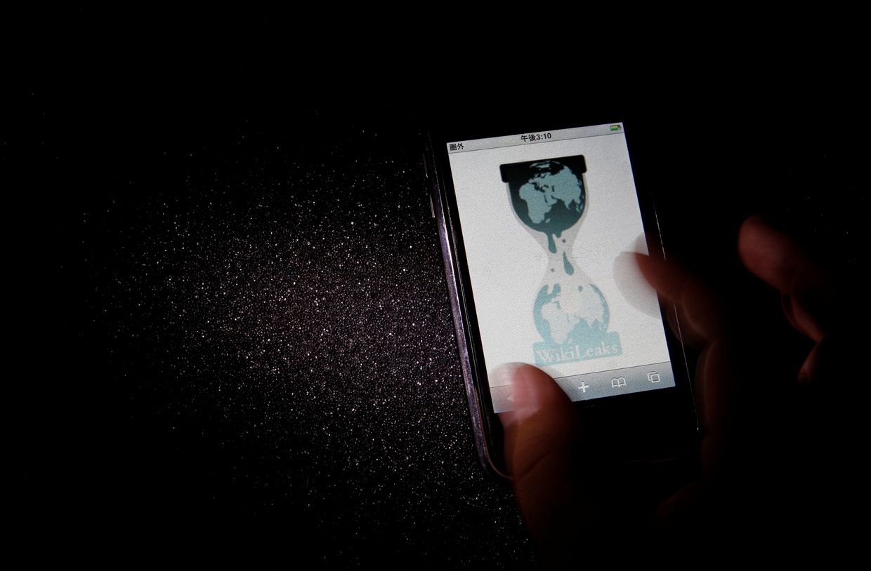 Сайт Wikileaks на экране смартфона