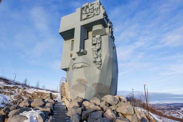 Монумент «Маска скорби» в Магадане