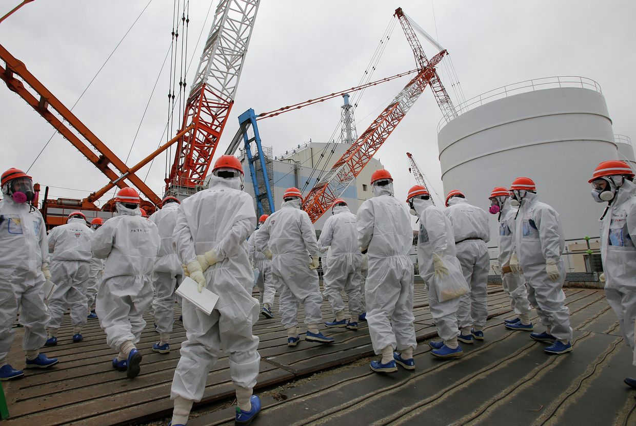 Сотрудники TEPCO ведут аварийные работы на АЭС Фукусима-1. Архивное фото