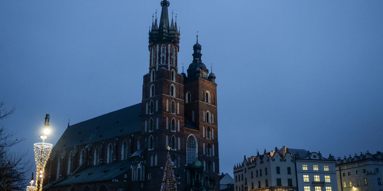 Мариацкий костел в исторической части Кракова, Польша Мариацкий костел в исторической части Кракова, Польша