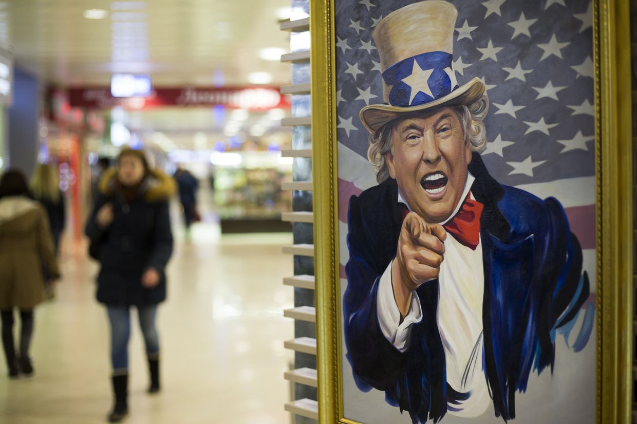 Карикатурное изображение президента США Дональда Трампа в торговом центре в Москве