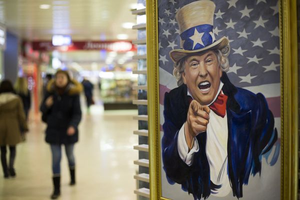 Карикатурное изображение президента США Дональда Трампа в торговом центре в Москве