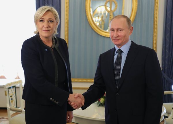 Президент РФ Владимир Путин и кандидат в президенты Франции Марин Ле Пен Президент РФ Владимир Путин и кандидат в президенты Франции Марин Ле Пен