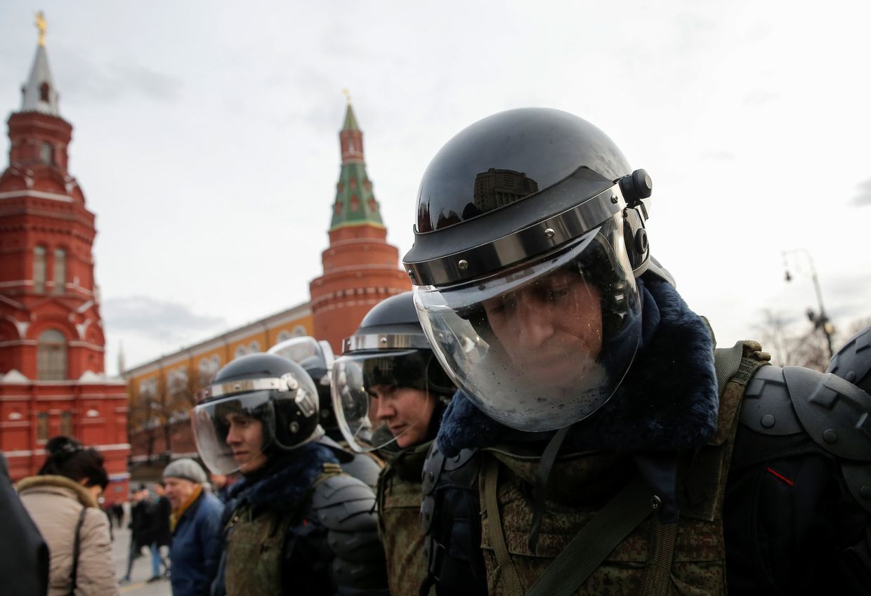 Полицейское оцепление на Манежной площади в Москве