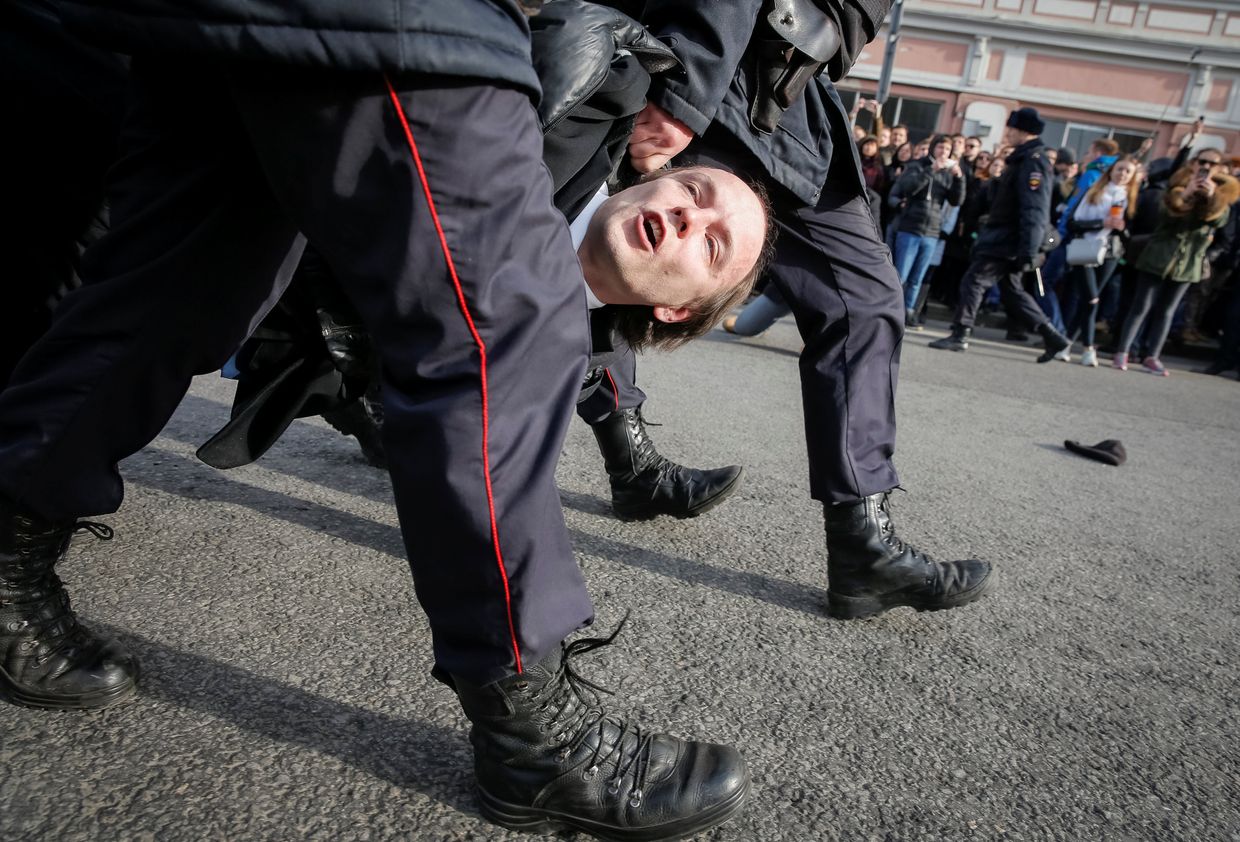 Полиция задерживает протестующих во время митинга в центре Москвы