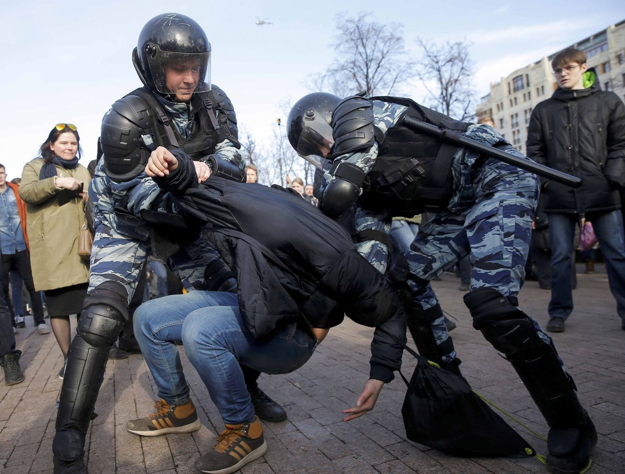 Полиция задерживает протестующих во время митинга в центре Москвы