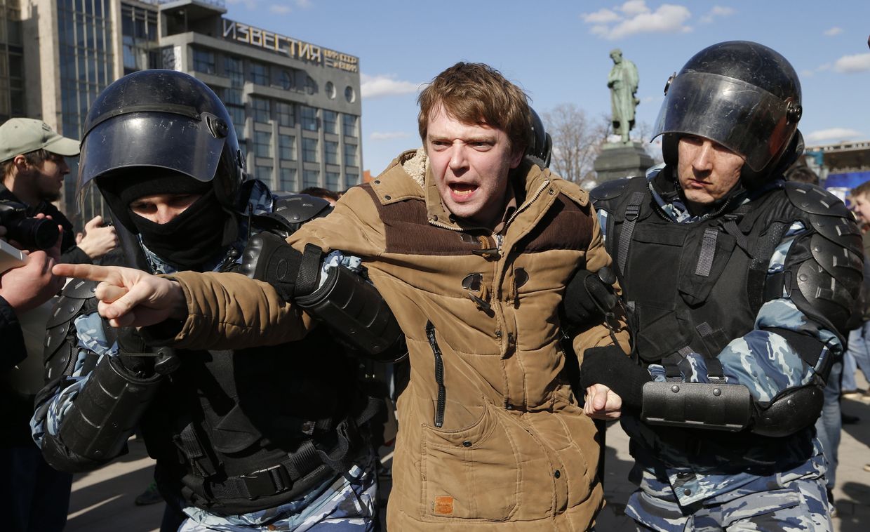 Полиция задерживает протестующих во время митинга в центре Москвы