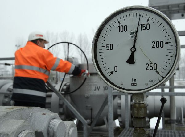 Работник газопровода Гронау в Германии Работник газопровода Гронау в Германии