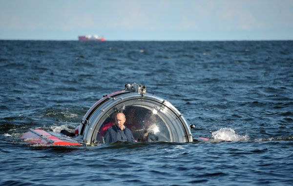 Президент России Владимир Путин после погружения на подводном аппарате «Си-эксплорер-5»